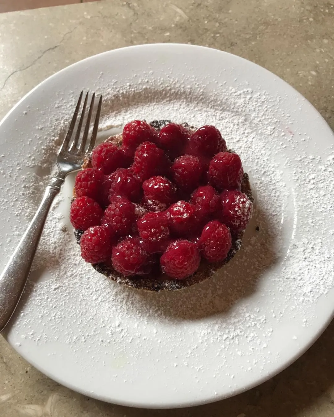 Raspberry chocolate tart at Onotria