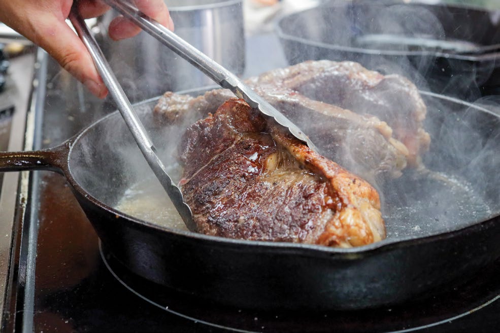 Galician-style beef searing in cast iron