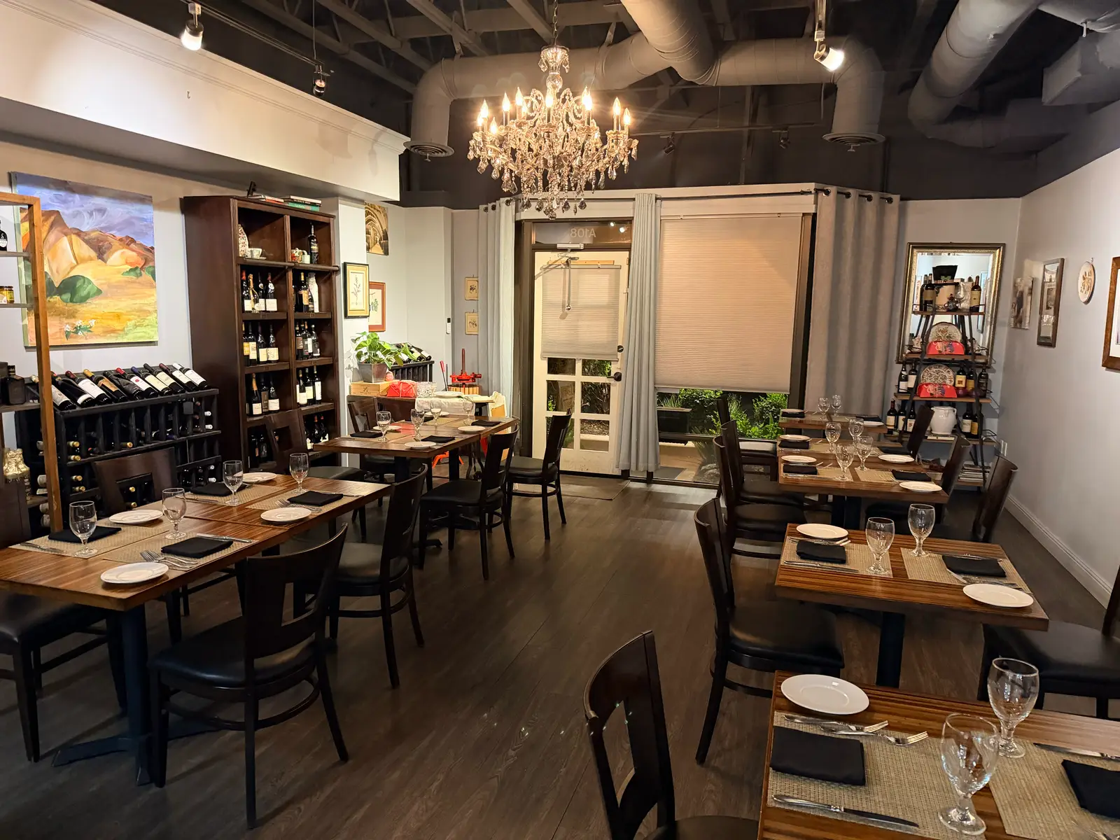 Onotria dining room with chandelier