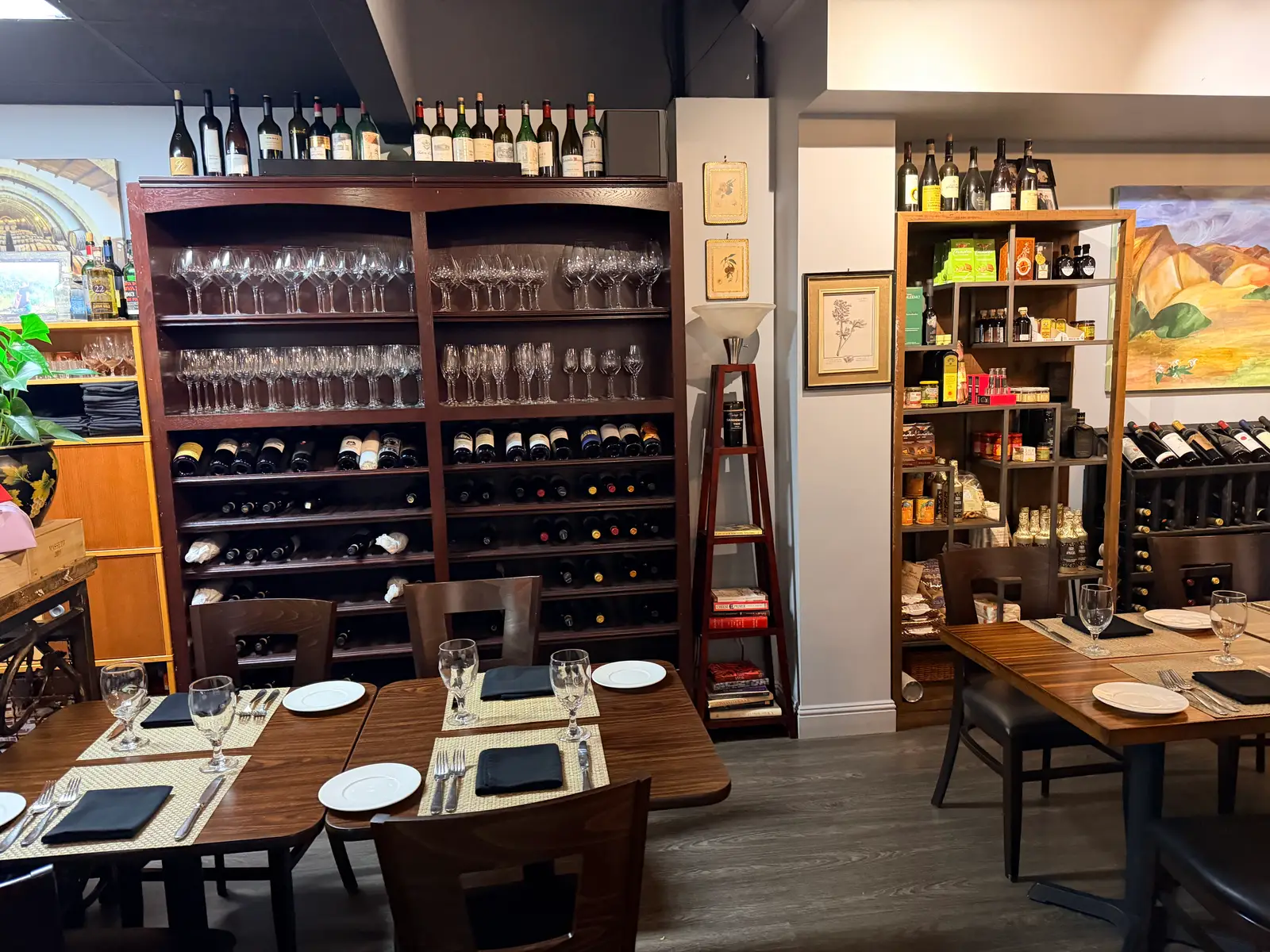 Onotria dining room wine shelf